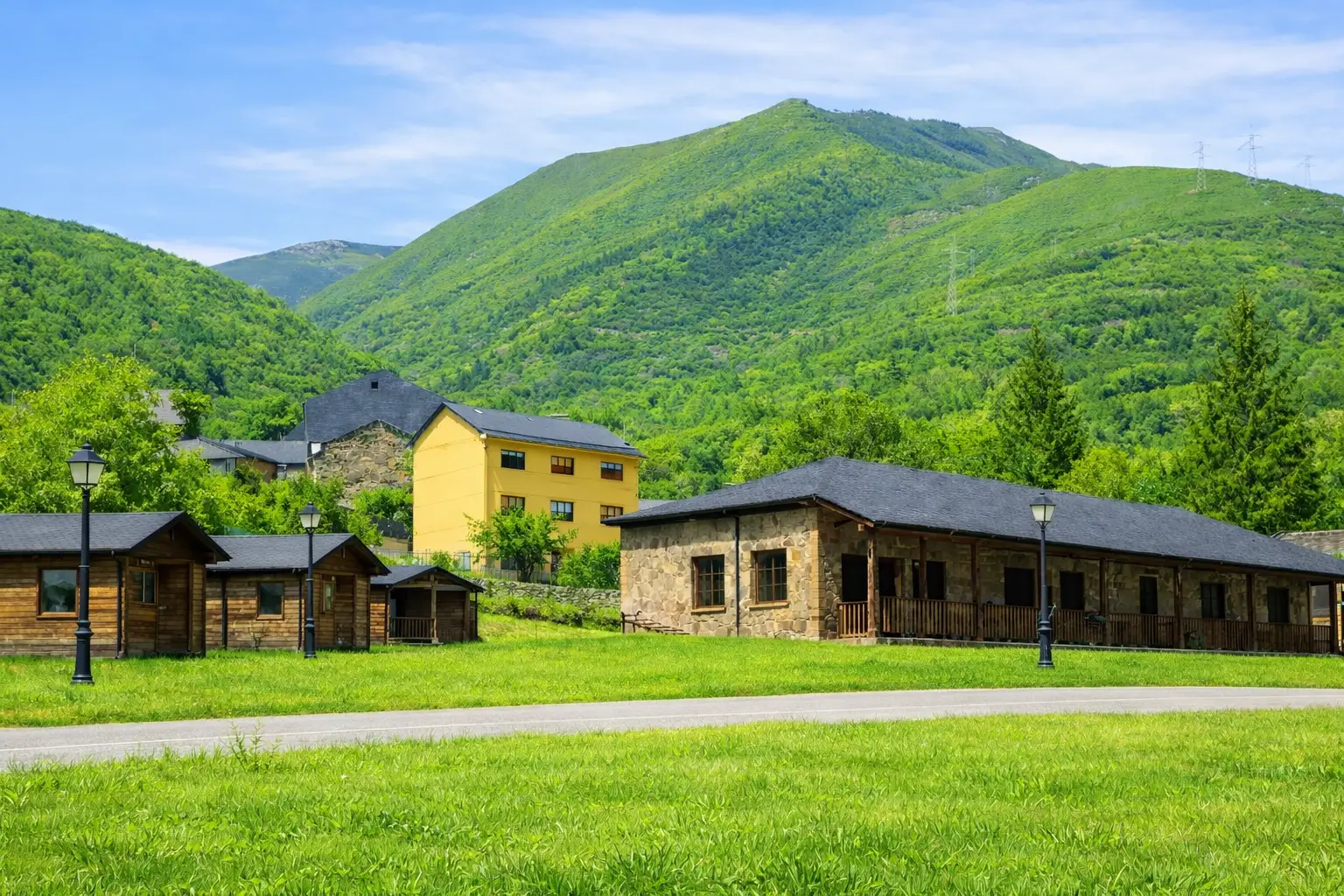 Vista panorámica del Camping Las Molineras y sus cabañas artesanales
